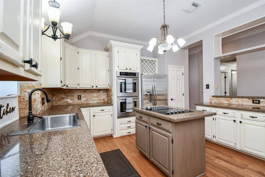 Gorgeous island kitchen with plenty of counter and cabinet space!
