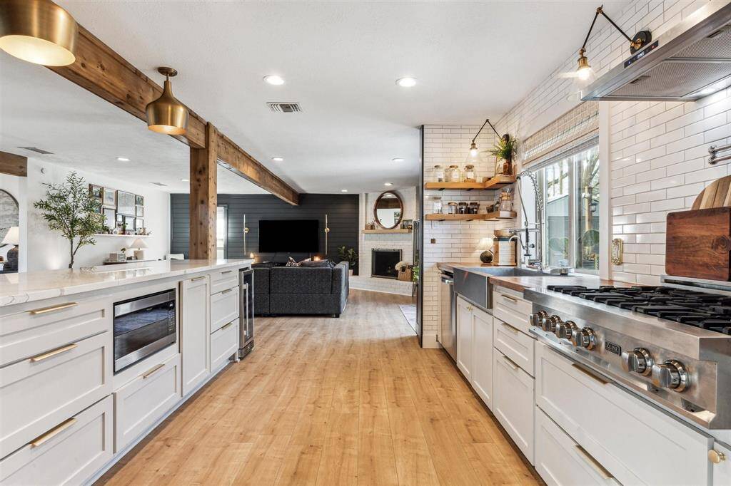 BEAUTIFUL CUSTOM CHEFS KITCHEN!