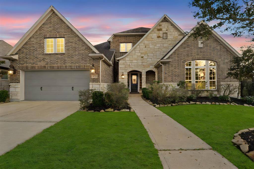 2431 Juniper Bend in Jordan Ranch! Nestled in a vibrant community with fantastic amenities, it’s a place where modern living meets small-town charm.