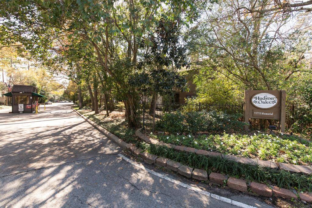 Wonderful location this Hudson Oaks condo is situated in a quiet wooded complex has 22-hour manned gate and is located in the heart of Memorial, and zoned to prestigious Memorial High School.