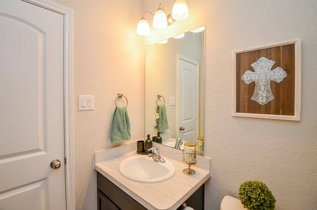 Full Bathroom 1