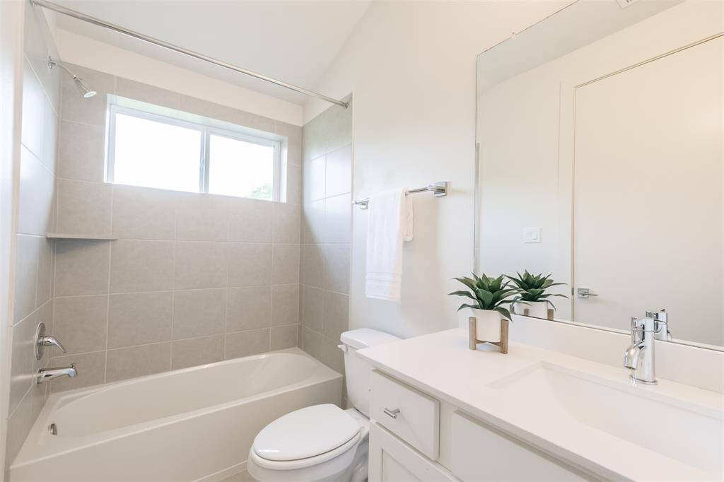 Another view if the secondary bath.