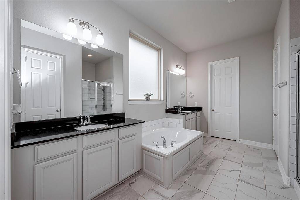 Dual sinks in primary bath