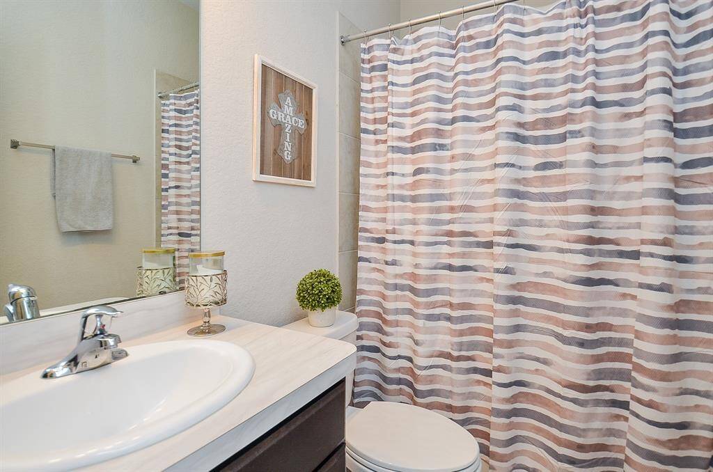 Full Bathroom 1