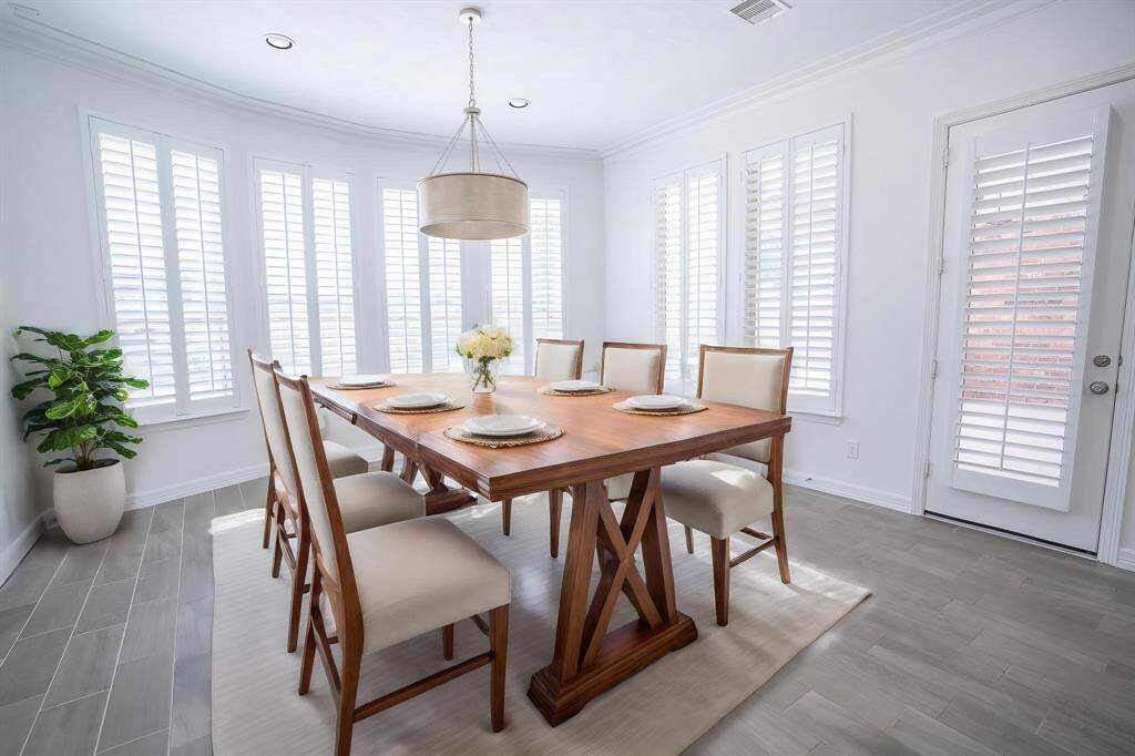 Breakfast room (virtually staged)