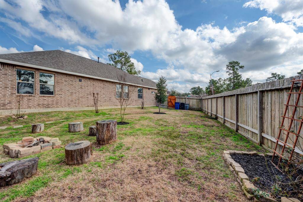 Lots of room in this back yard. This is a picture of the back side yard.