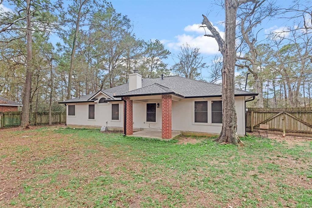 Note the oversized access gate on the side of the home. With a yard this big it's nice to easily access this space.
