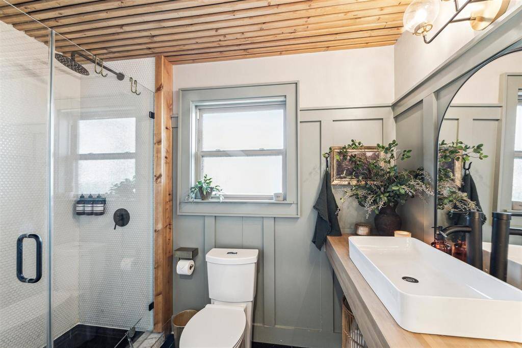 Newly remodeled spare bathroom! Everything in this home has been remodeled and updated!