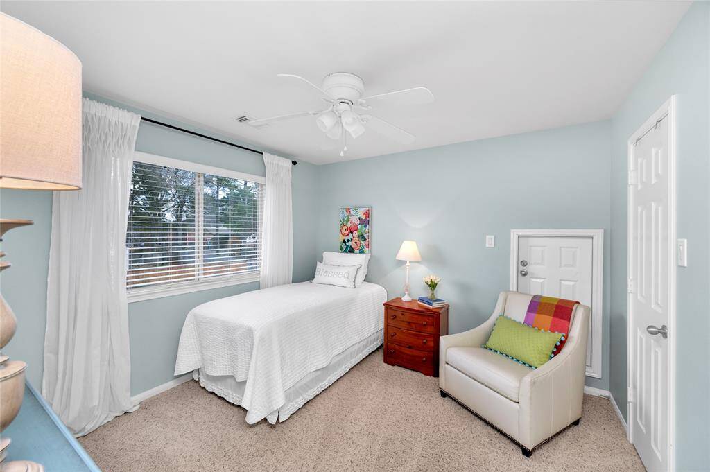 Secondary bedroom with natural light and ceiling fan.