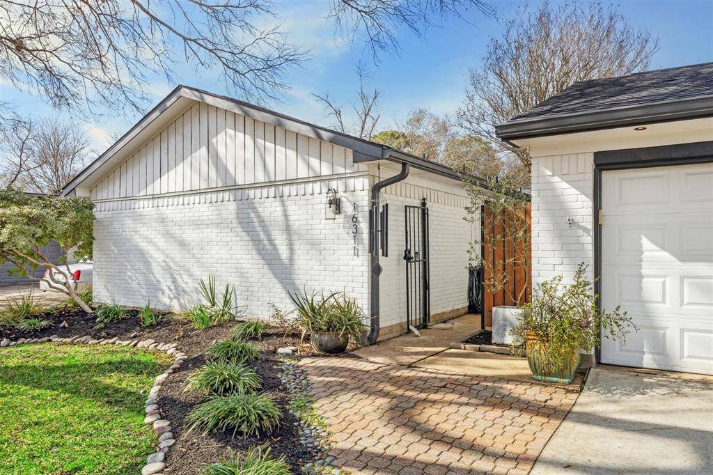 Welcome home! The front entry leads to a large, beautiful courtyard!