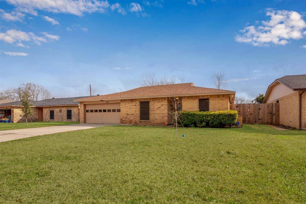 Well-maintained home in popular Lomax. Driveway was replaced and upgraded with structural rebar and expanded the width for a smooth transition to the street.
