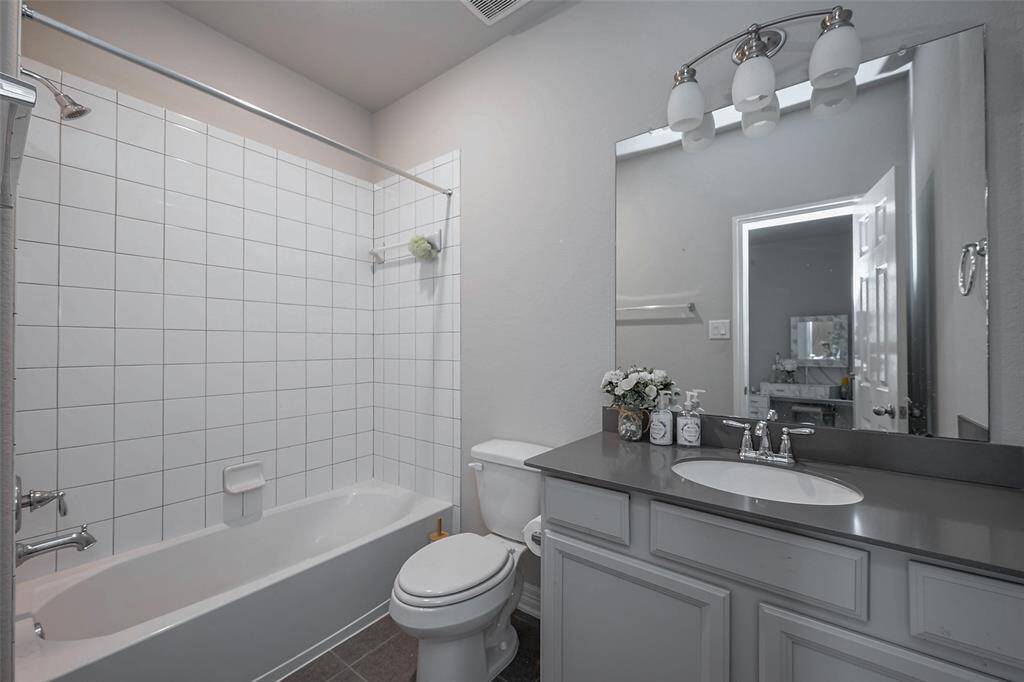 Full bathroom on 2nd floor