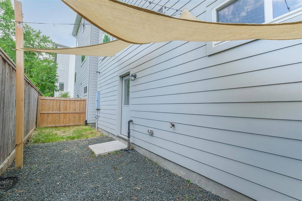 Nestled in this charming outdoor space, you'll find the perfect spot for unwinding with a glass of your favorite vintage or indulging in a mouthwatering barbecue infused with smoky flavors.