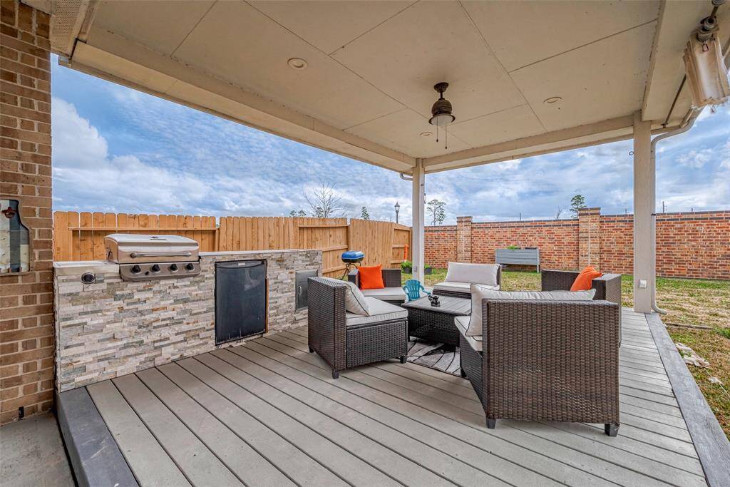 Outdoor covered patio with kitchen