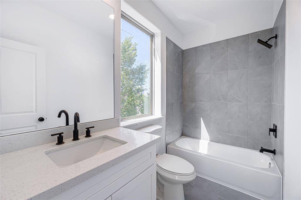 En-suite bathroom on the third floor