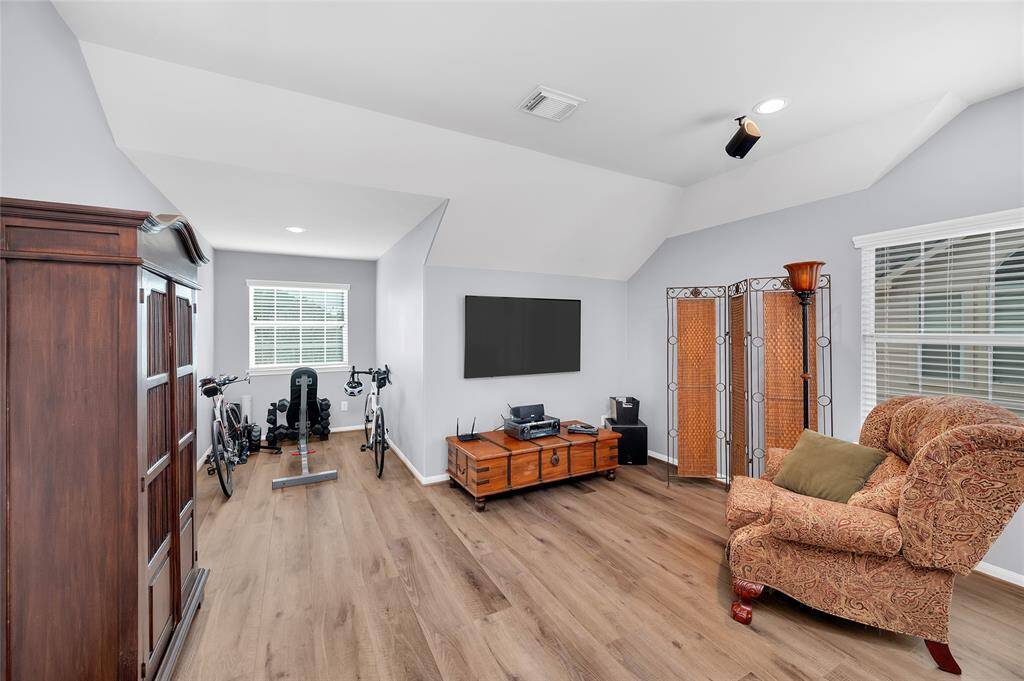 Unbelievable size game room!