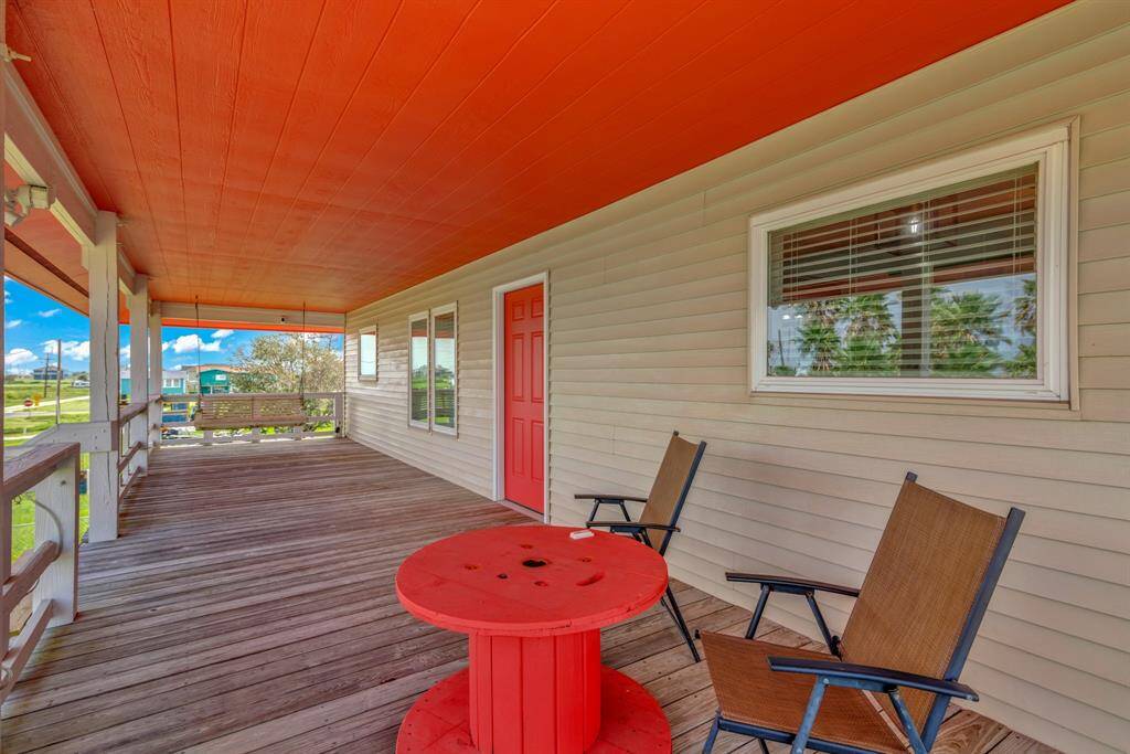 Inviting front deck