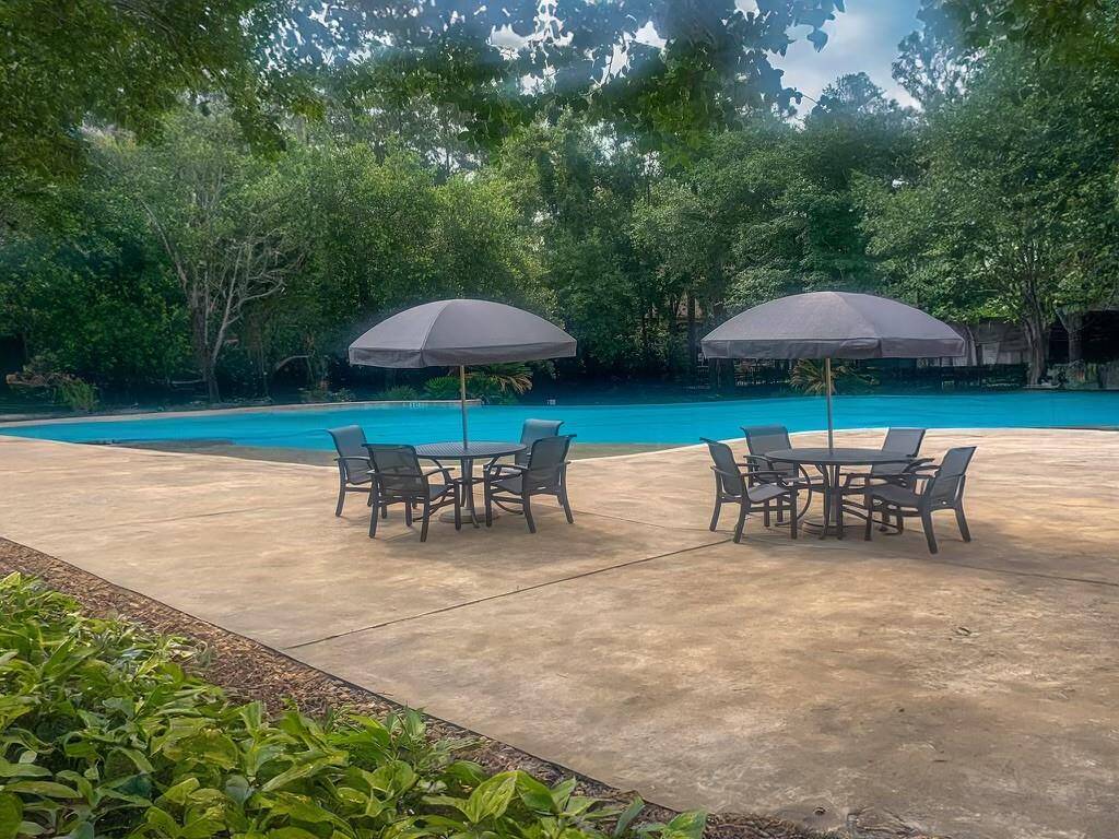 Very large pool, Residents and their guests only