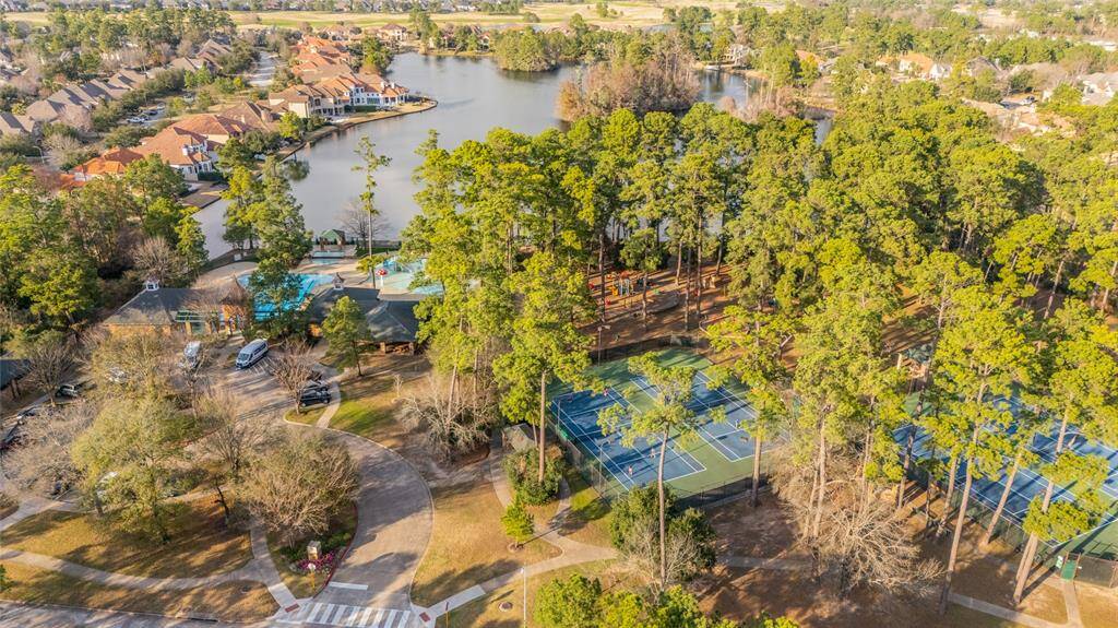 Area amenities, pickleball/tennis courts.