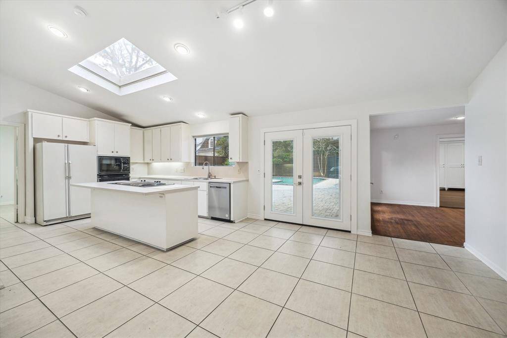 [Kitchen] Light and bright kitchen with island seating and breakfast area.
