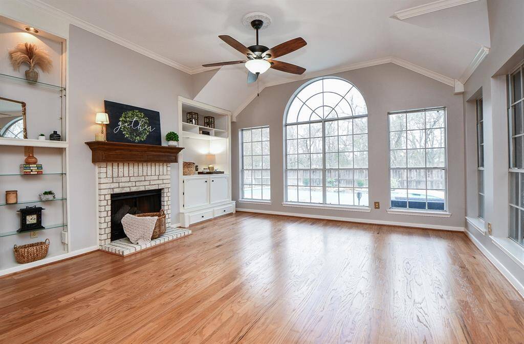 Light and bright living room to gather.