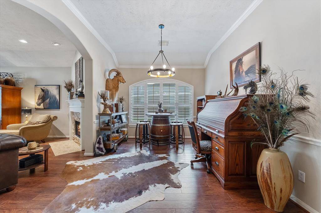 Great flex space, dining room or home office.