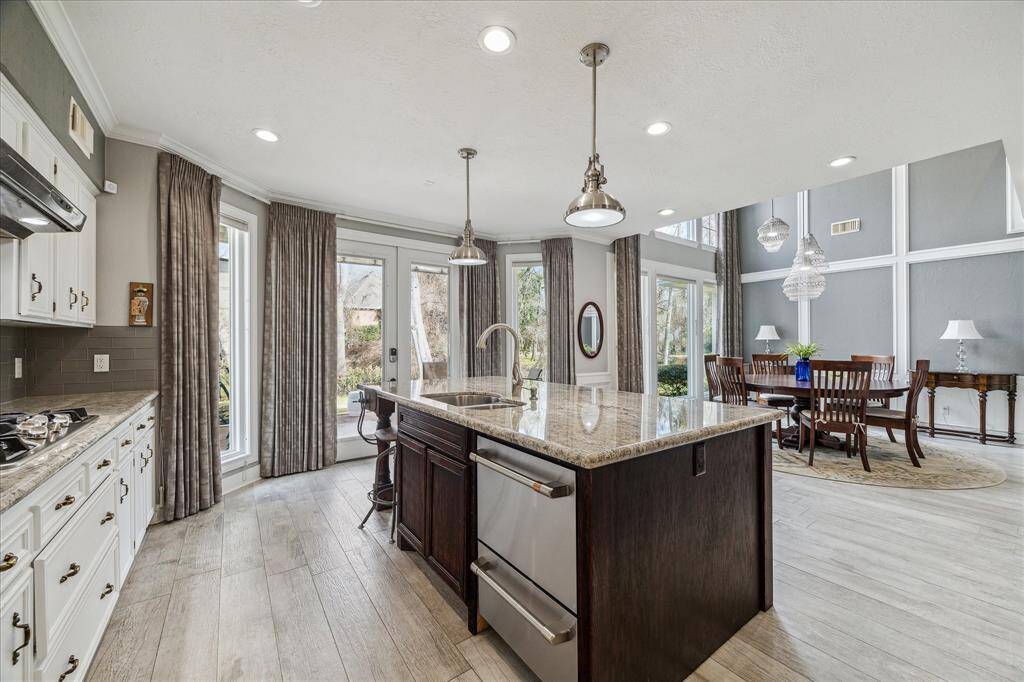 Open Kitchen w/ Island