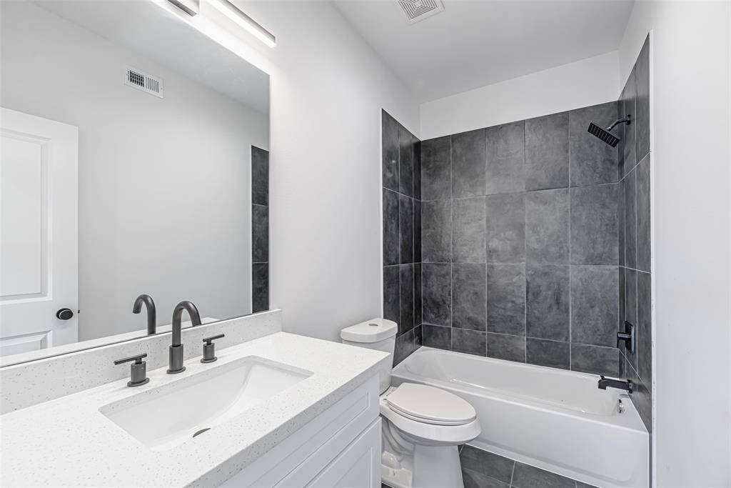 First floor en-suite bathroom