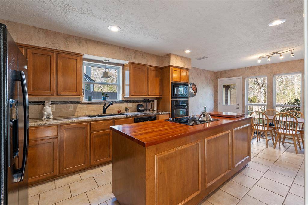 Chefs DREAM kitchen with cooktop in the island.