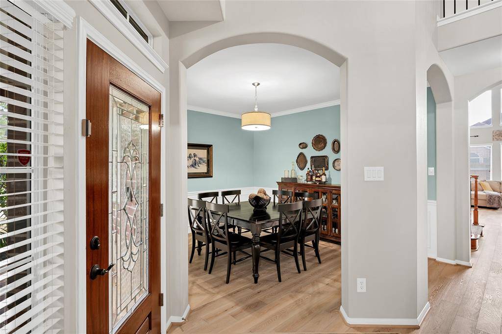 Elegant arched doorways into spacious dining room