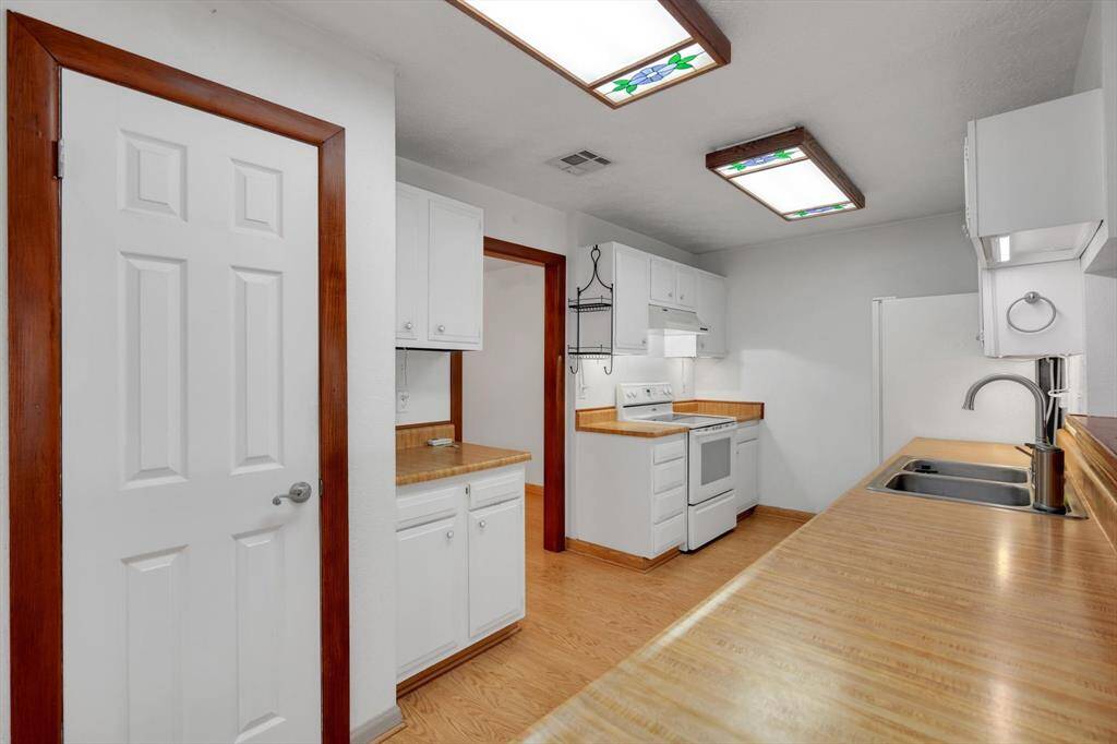 Kitchen features undermount lighting. So clean!