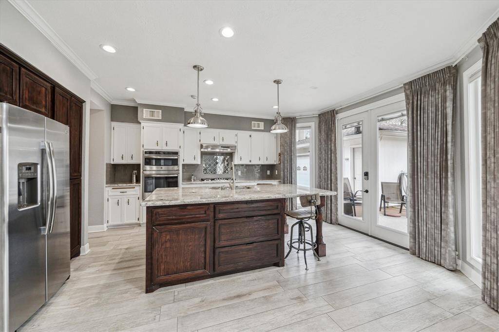 Kitchen w/ Island