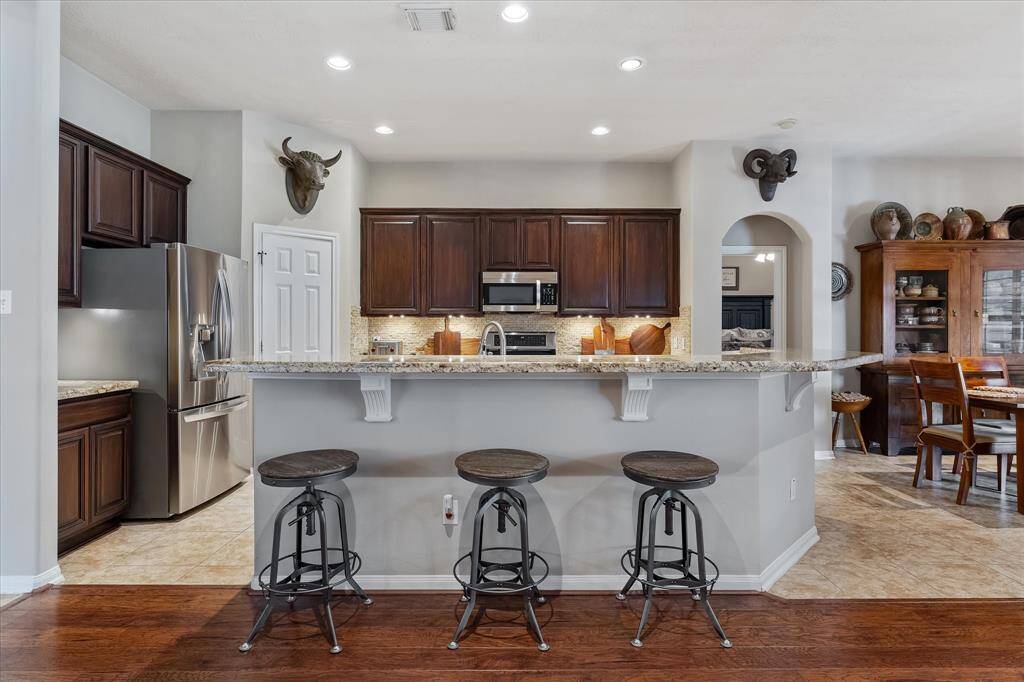 Spacious breakfast bar
