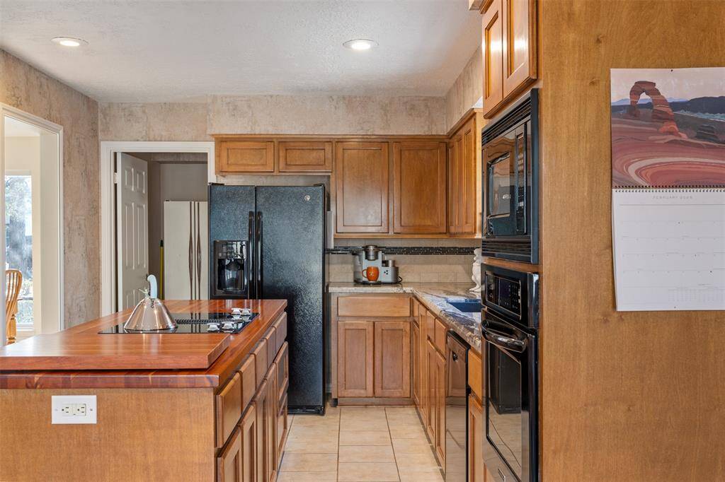 Loads of cabinets/ storage space!