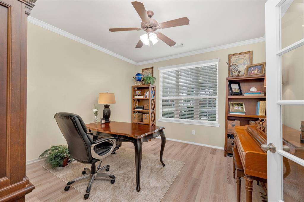Home office/study with ceiling fan.