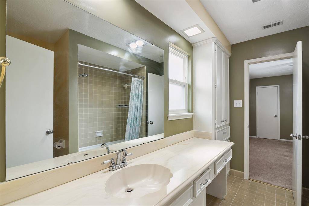 2nd full bathroom upstairs shared by 2 bedrooms.