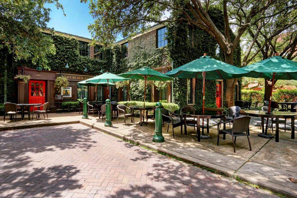Sidewalk cafe along Montrose Blvd.