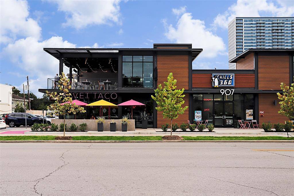 More shopping and dining in the area.