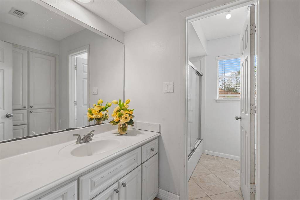 Secondary Tub/Shower bathroom.