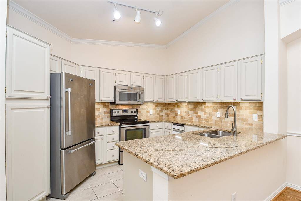 Beautiful Kitchen W/Under Cabinet Lighting