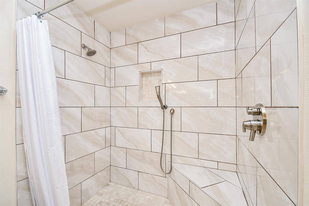 Awesome Walk-In Shower W/Bench