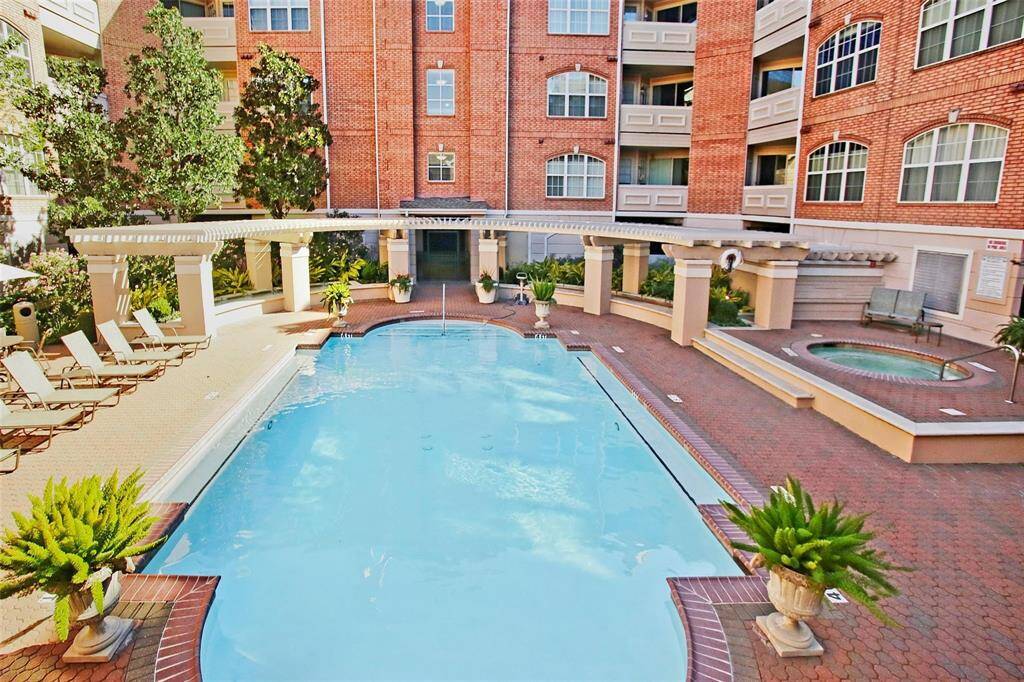 Beautiful Pool Area W/Hot Tub