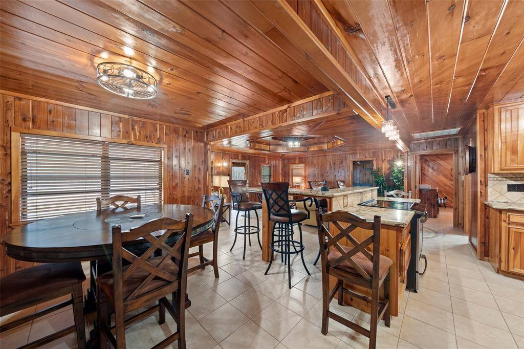 This open concept floor plan has so much to offer!