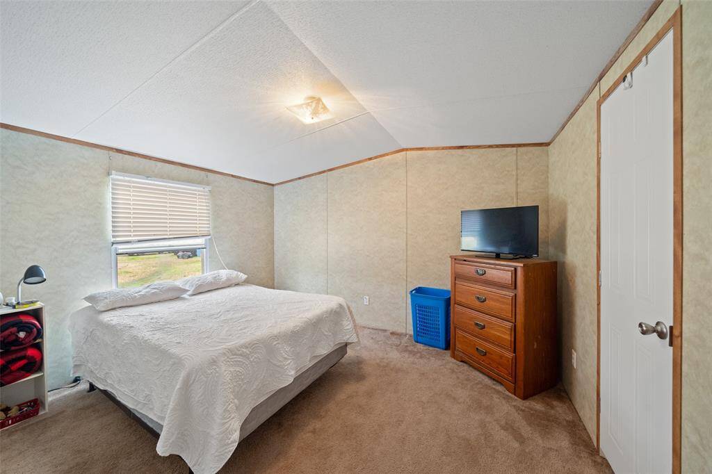The primary bedroom in the guest house is perfect for housing and hosting family or friends!