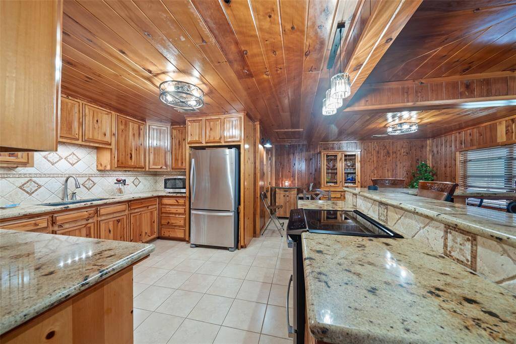 Enjoy this beautiful space that has lots of storage and beautiful granite counter tops!