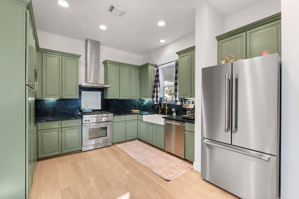 The kitchen cabinet hardware and Kohler faucet fixtures are the same shade of brushed brass.