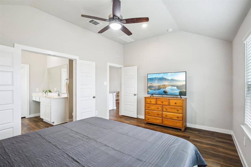 Spacious primary bedroom.