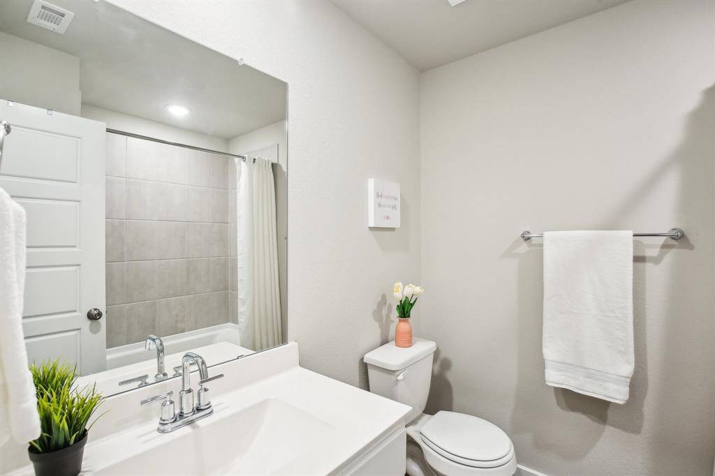 Bathroom between bedroom 2 and 3.