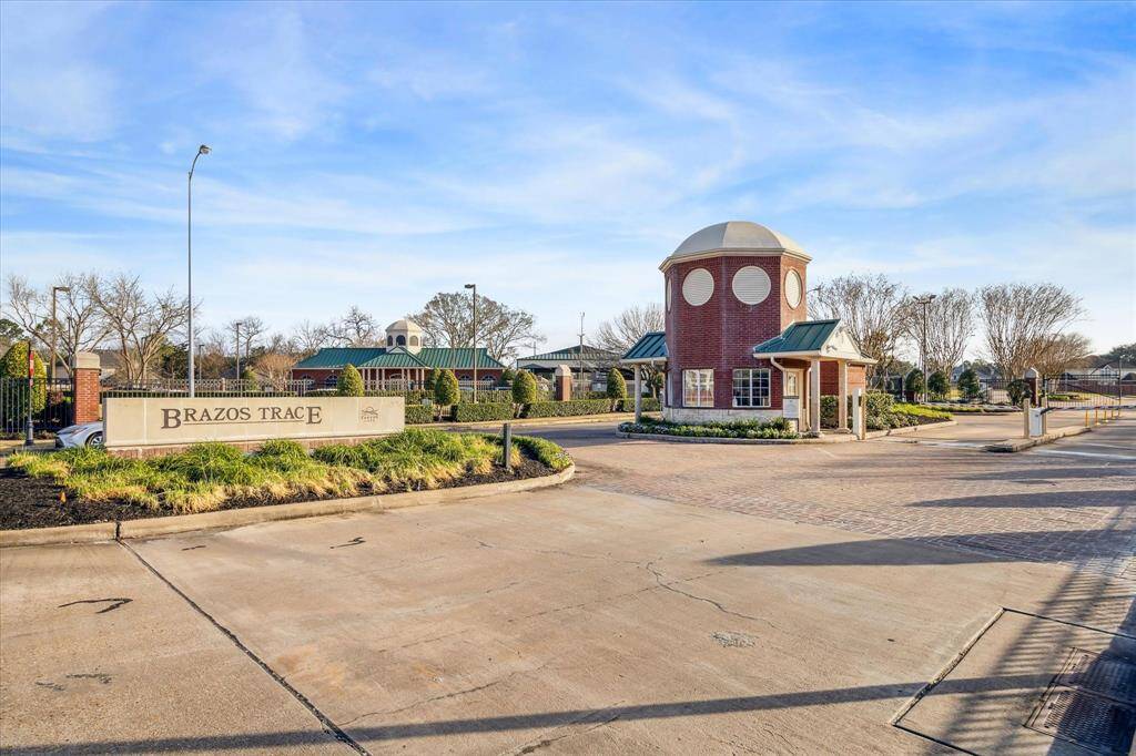 Secure, 24/7 manned entrance in a gated community.