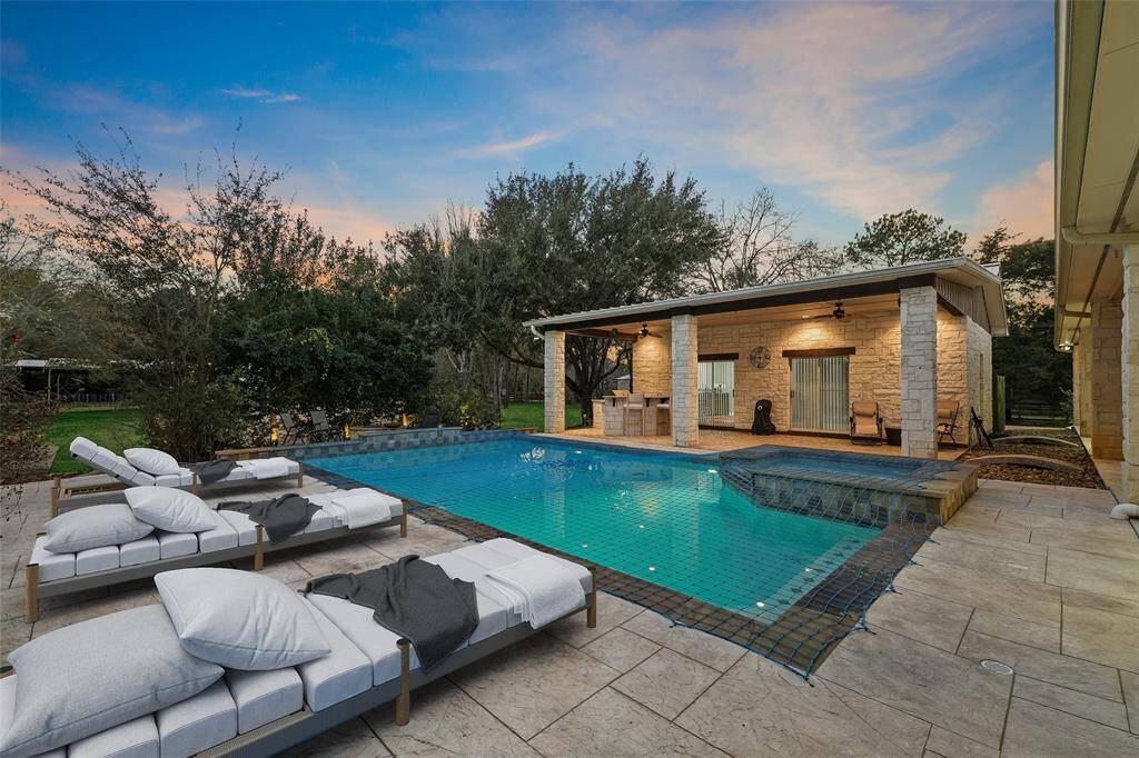 Pool + casita/guest house